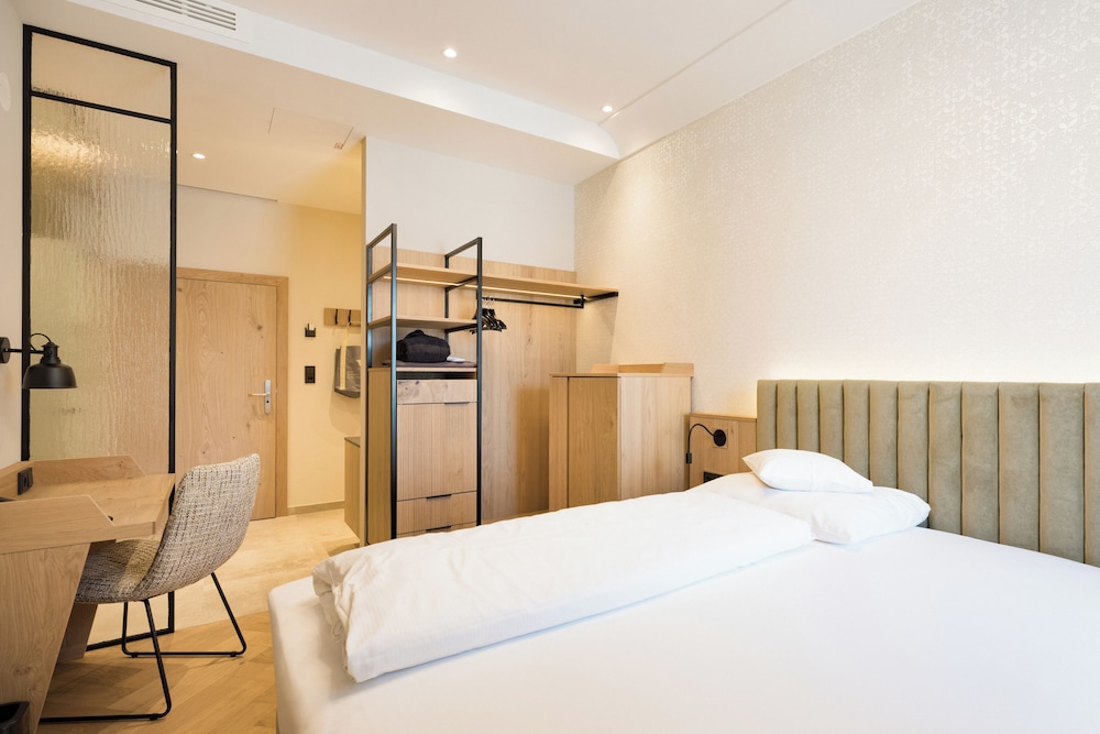 Traditional Double Room Single Use, 1 King Bed