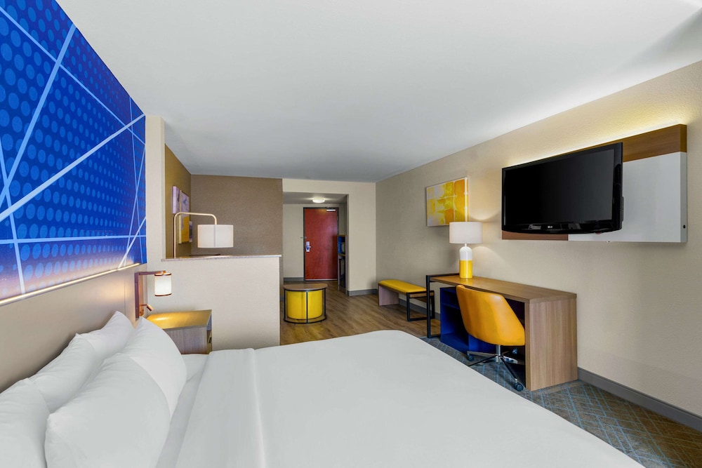 Suite, 1 King Bed with Sofa bed, Accessible, Non Smoking - Photo 4