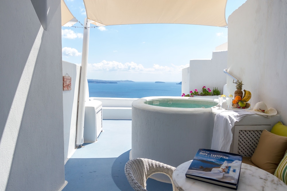 Honeymoon Suite with Outdoor Hot Tub and Caldera View - Photo 4