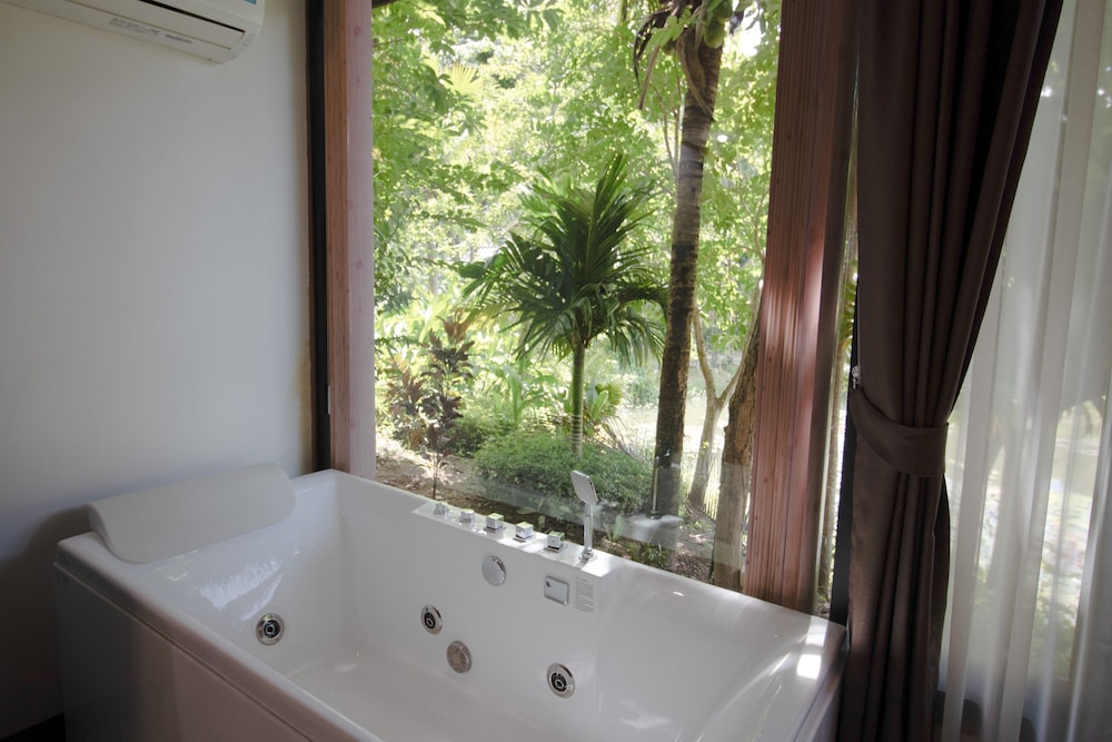 Deluxe Double Room (with Jacuzzi) photo 2