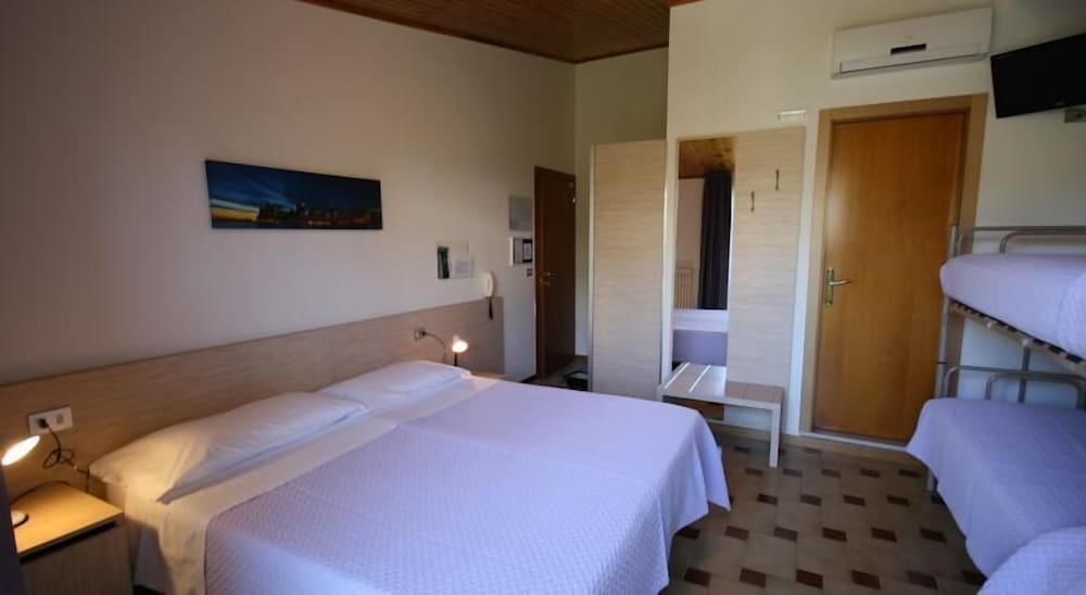 Quadruple Room, Hill View photo 3