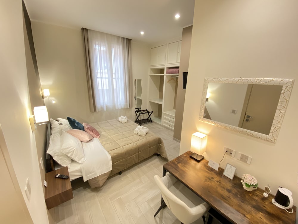 Deluxe Room, 1 King Bed - Photo 14