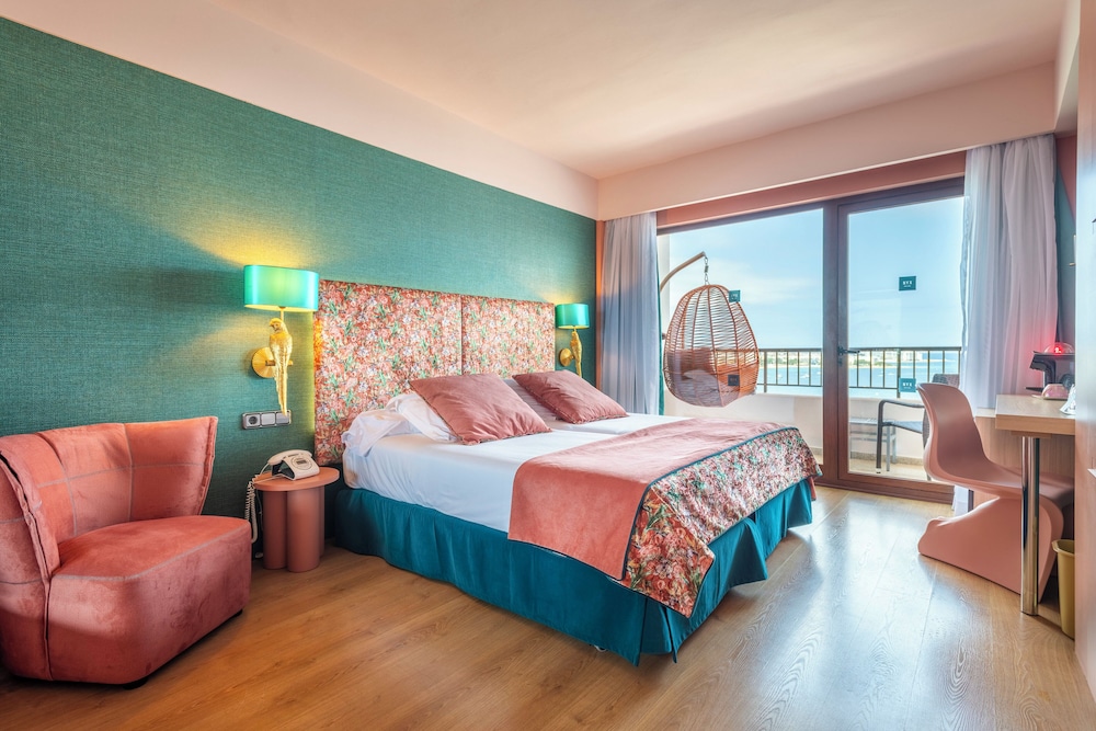 Superior Triple Room, Sea View thumbnail 5