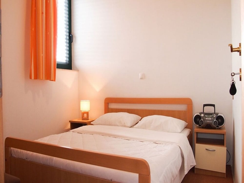 Apartment (Srzi 1 - 200 M From Sea - A4(2+2))
