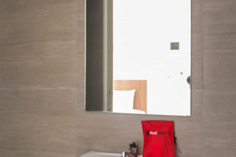 Twin Room (Reddoorz) - Photo 5