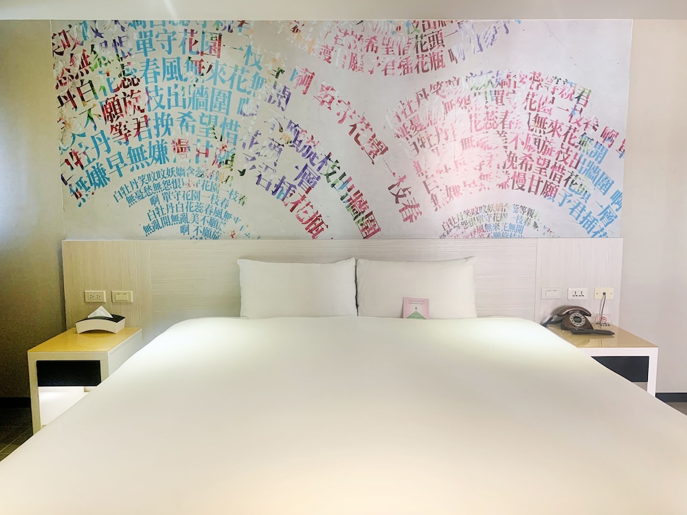 Deluxe Room, 1 King Bed photo 3