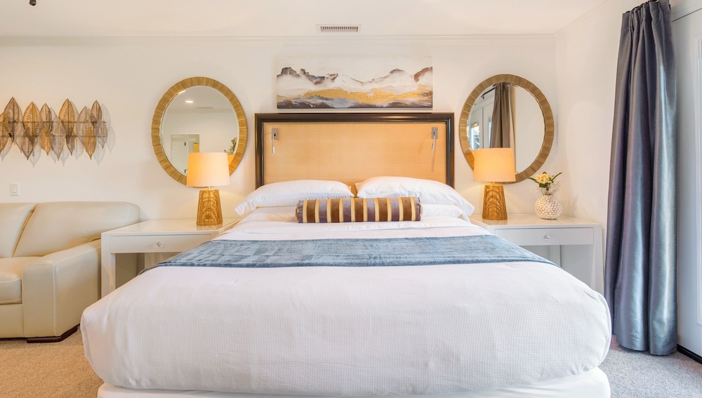 Standard Room, 1 King Bed, Pool View photo 1