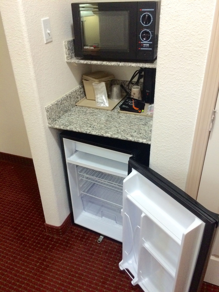 Standard Room, 1 King Bed, Non Smoking, Jetted Tub - Photo 5