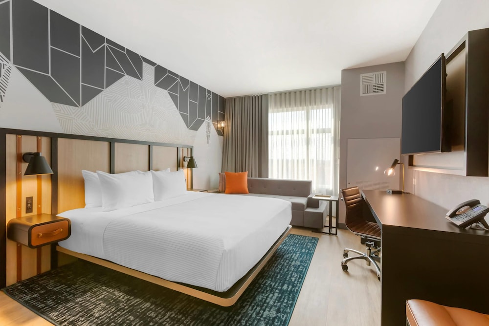 1 King Bed, Nonsmoking, Accessible - Photo 1