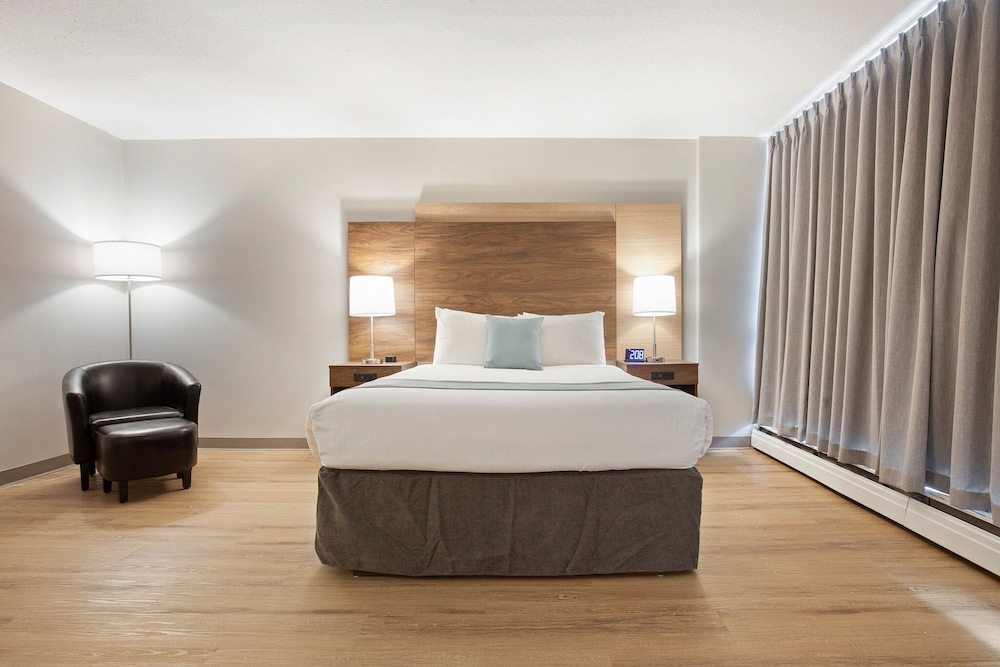 Standard Room, 1 Queen Bed, Balcony, Partial Ocean View - Photo 2