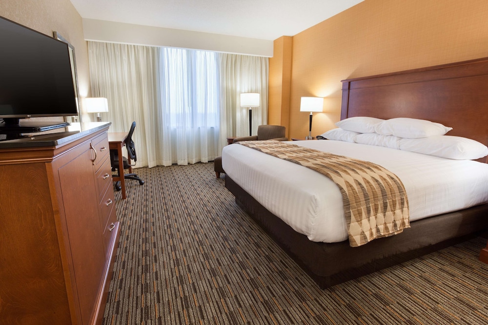 Deluxe Room, 1 King Bed, Accessible, Refrigerator & Microwave (Tub, Upper Floor)