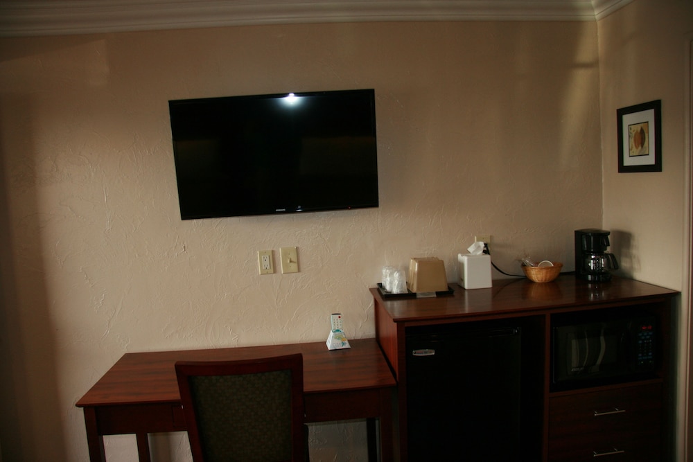Deluxe Room, 1 King Bed photo 3