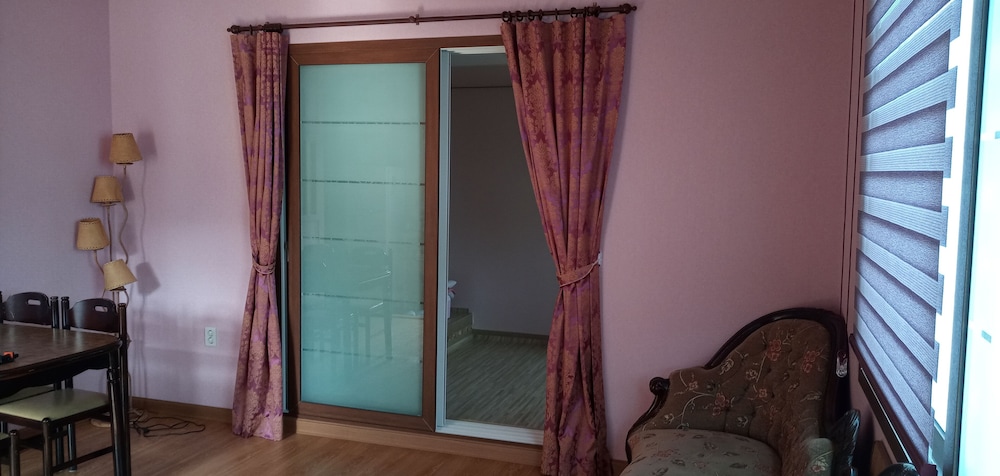 Room (#103) photo 1
