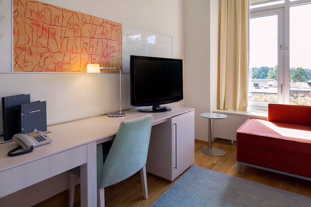 Room, 2 Twin Beds, Partial Sea View - Photo 5