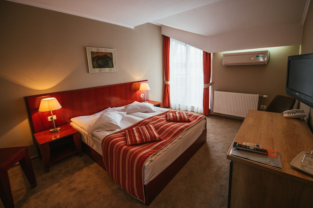 Double Room, 1 Queen Bed photo 1