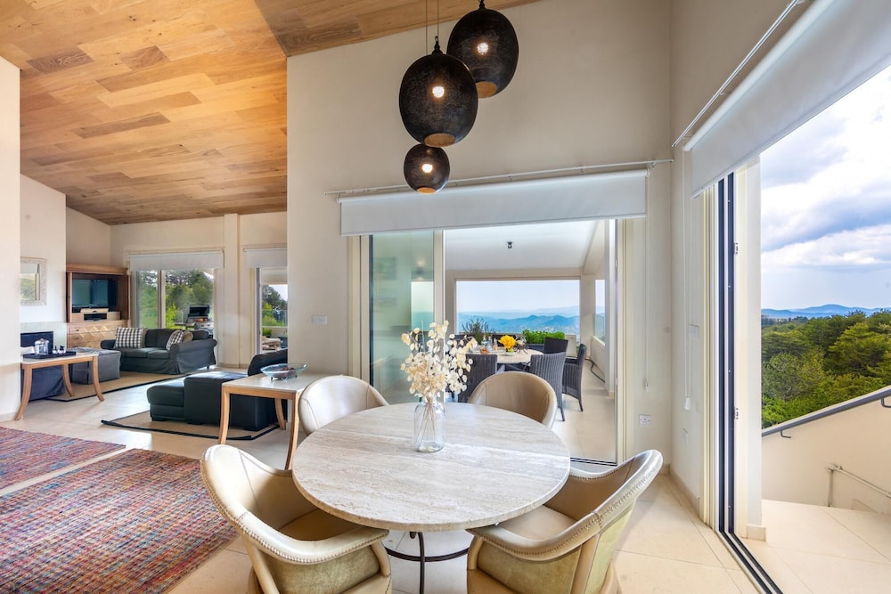 Villa photo 2