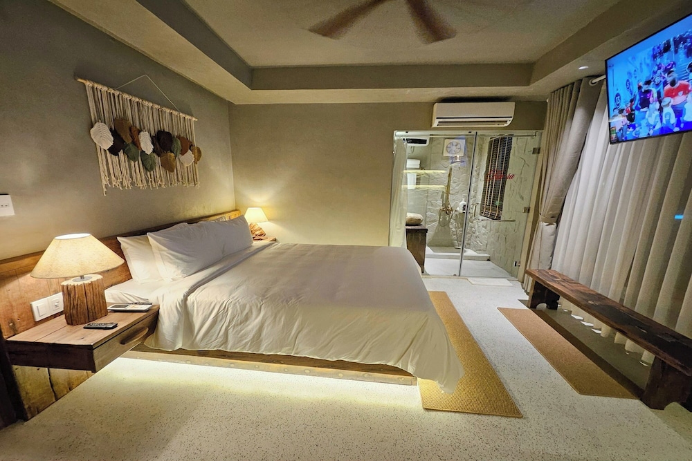 Deluxe Queen Room - Photo 13