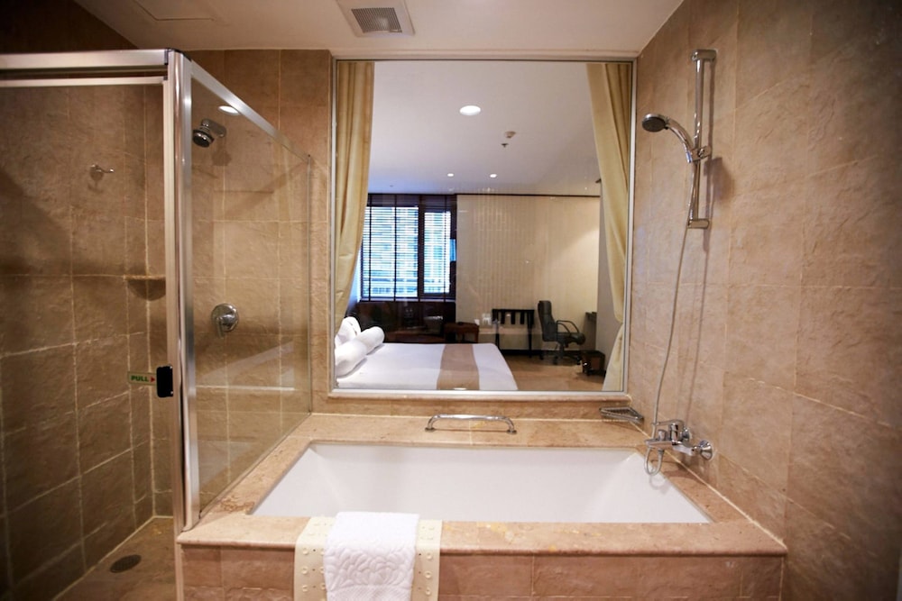 Diplomat Suite (With Jacuzzi) (Corner Wing), photo 6