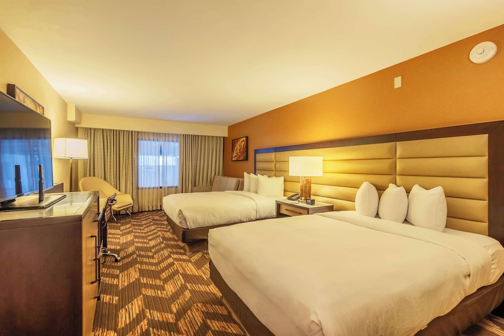 Room, 2 Queen Beds, Non Smoking (Larger Room) photo 2