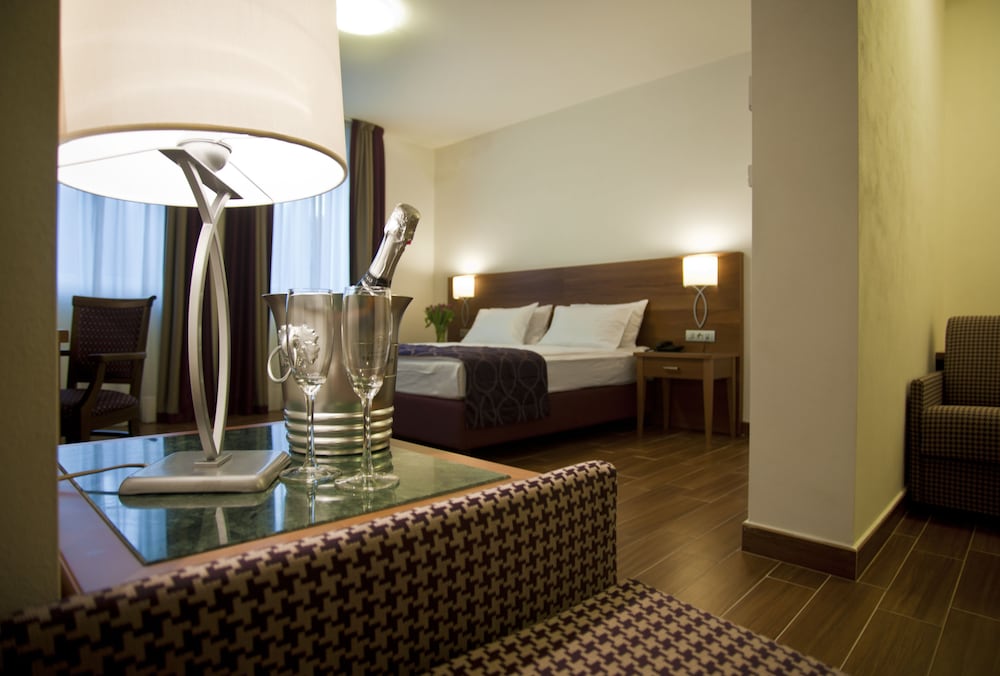 Standard Room, 2 Queen Beds, Non Smoking, Pool View photo 3