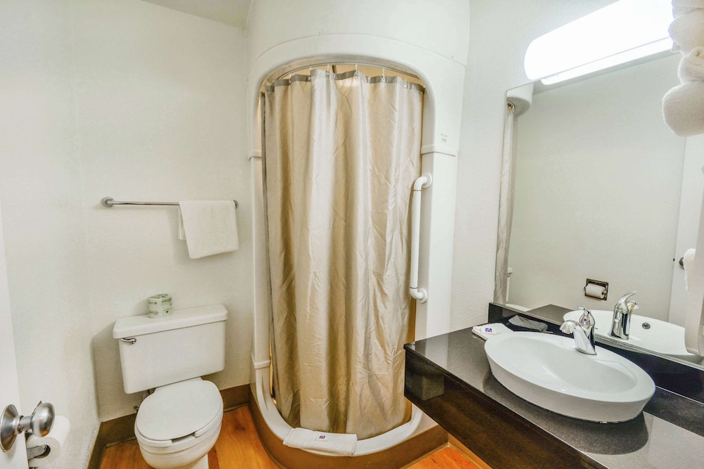 Standard Room, 2 Double Beds, Non Smoking photo 2