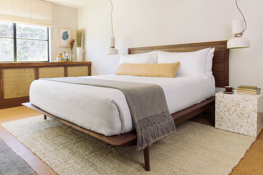 Deluxe Studio, 1 King Bed (The King Studio) photo 1