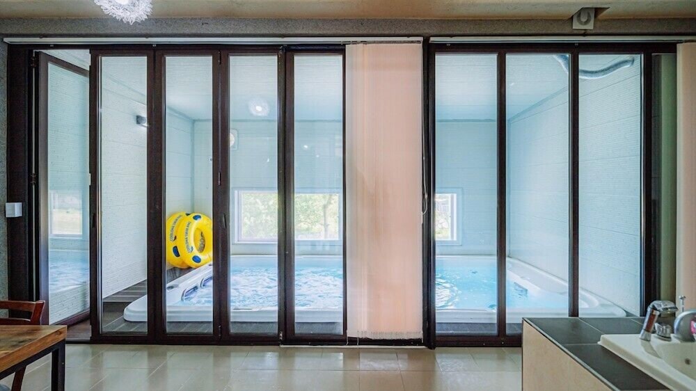 Room (Hue2) - Photo 7