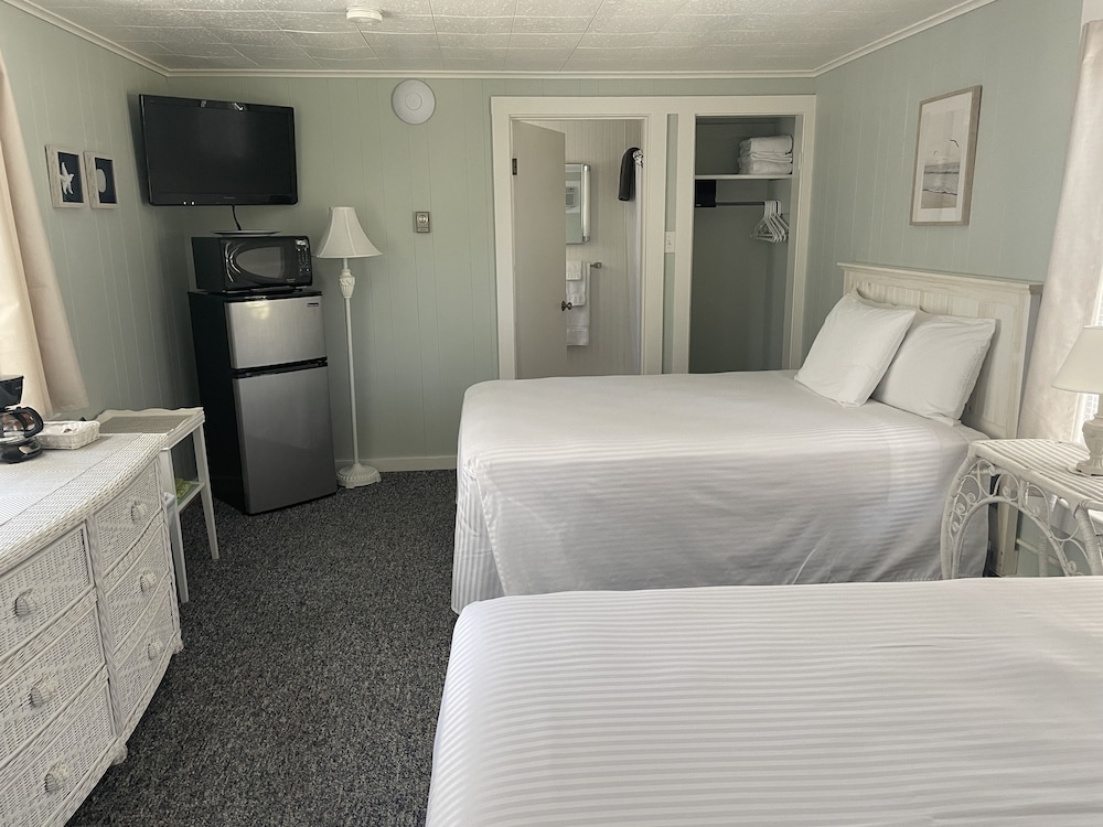 Cottage Room, 2 Double Beds, Refrigerator & Microwave photo 2