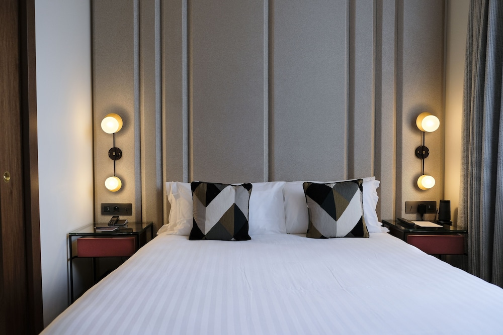 Chambre Double Standard, 1 grand lit, vue cour intérieure Chambre Double Standard, 1 grand lit, vue cour intérieure