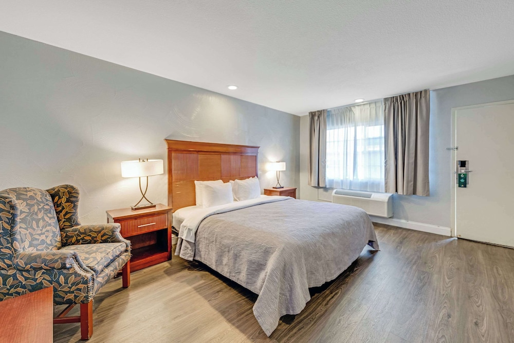 Room, 1 King Bed, Accessible, Smoking photo 3