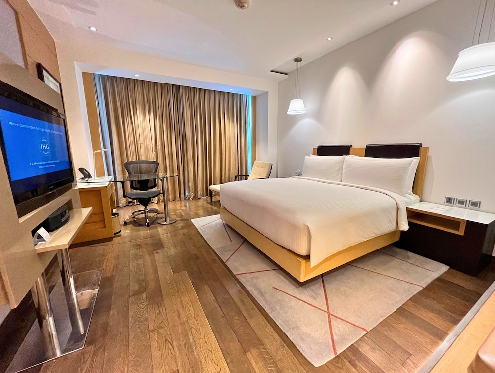 Standard Room, 1 King Bed, Club Lounge Access