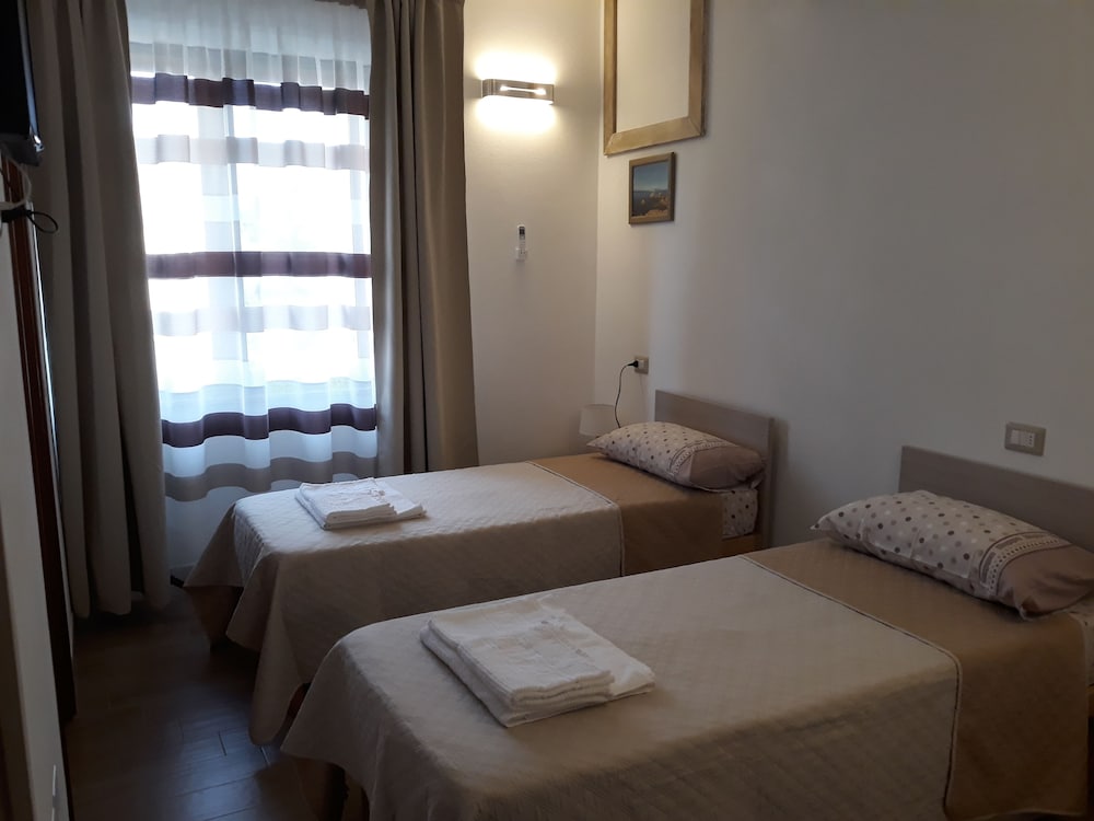 Deluxe Double or Twin Room photo 3