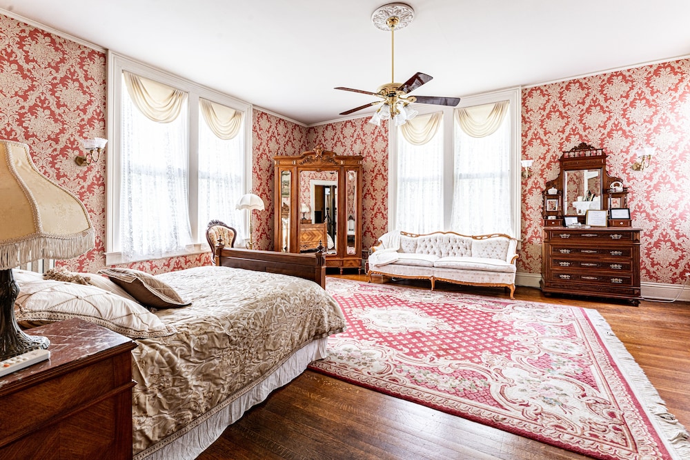 Classic Room, 1 Queen Bed, Private Bathroom photo 2