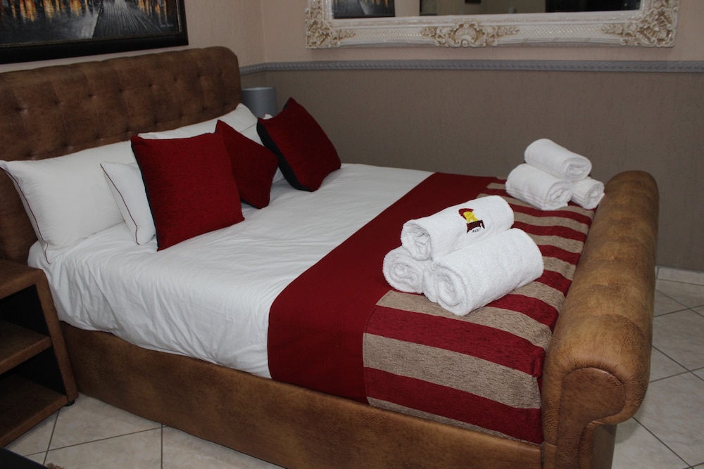 Honeymoon Studio Suite photo 2