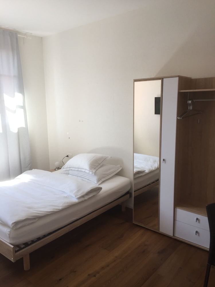 Single Room, Shared Bathroom photo 3