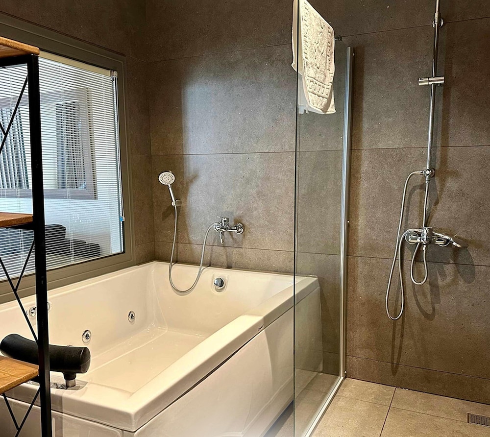QUEEN SUITE ROOM - Photo 9