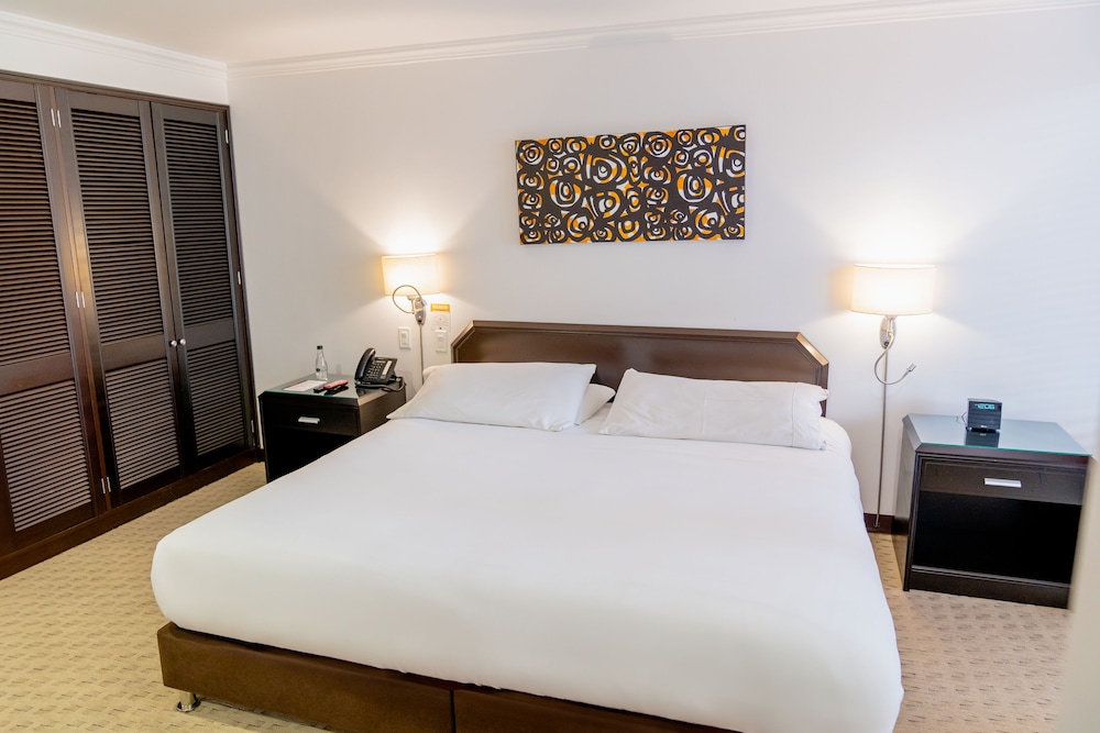 Business Suite, 1 King Bed, Kitchen - Photo 1