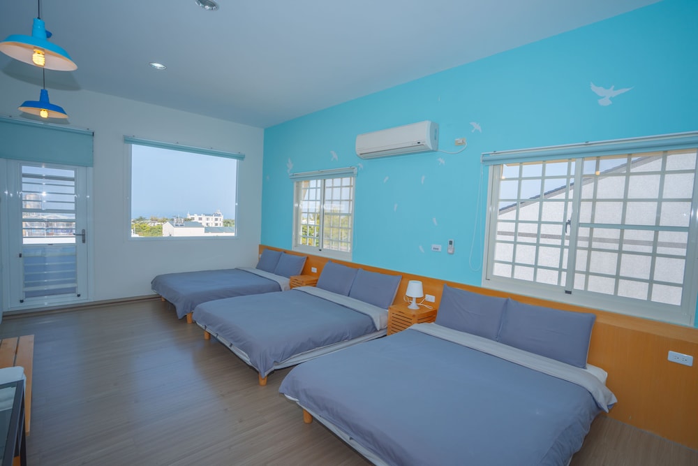 Comfort Suite, Multiple Beds (301) photo 2