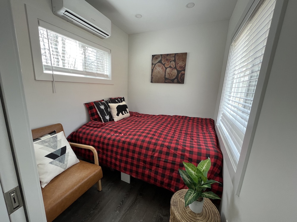 House, 1 Bedroom (No pets, tiny house, linens included) photo 1