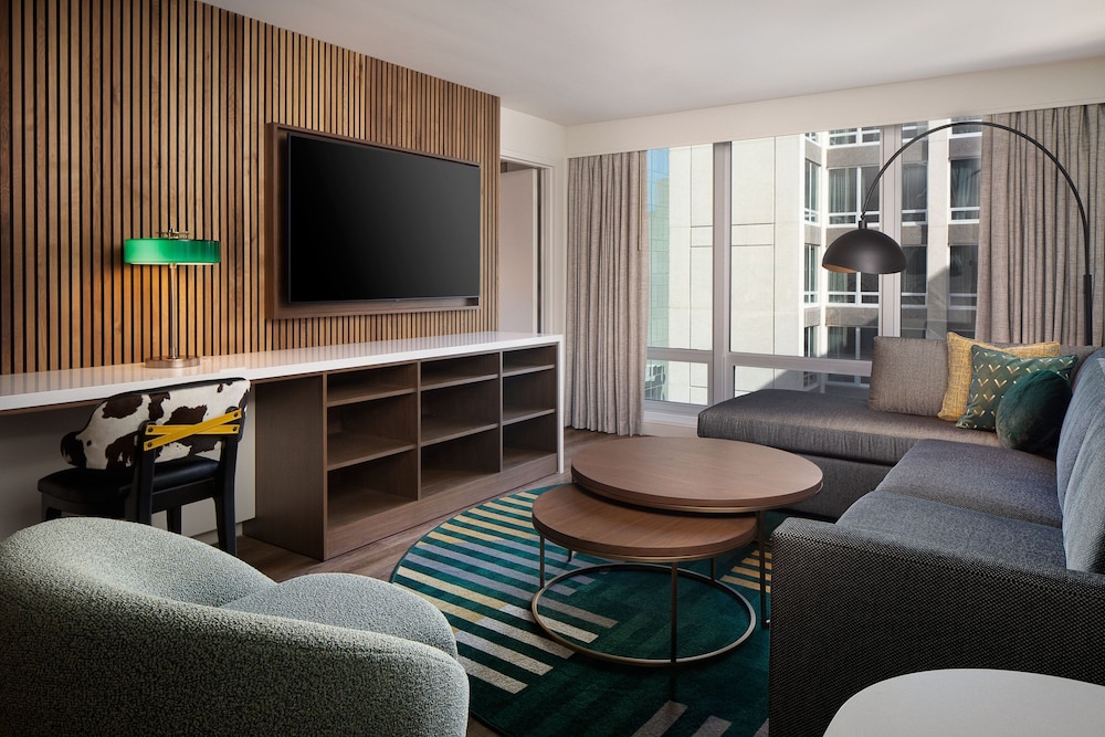 Junior Suite, 1 Bedroom, Pool View - Photo 1