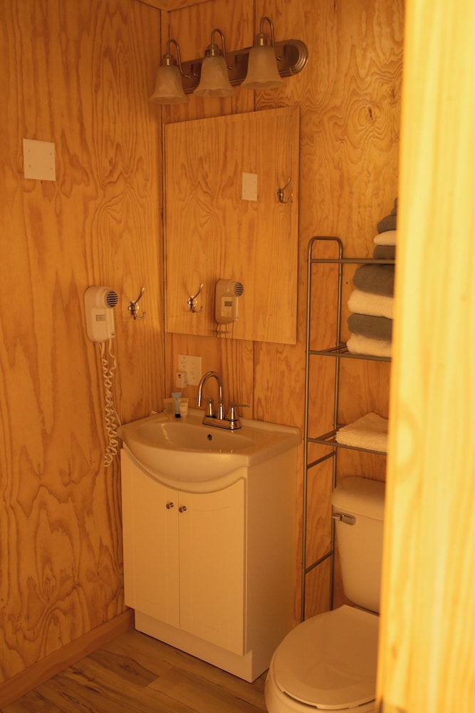 Wagon Wheel Suite #4 (2 Queen Beds) photo 2