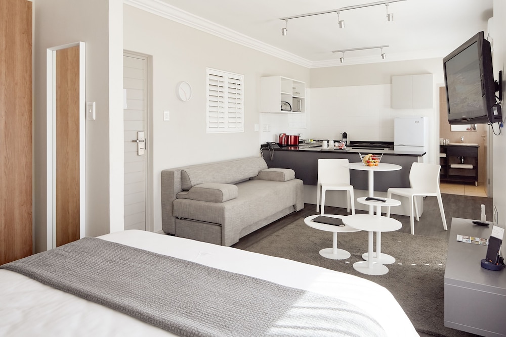 Superior Studio, 1 King Bed, Sea View - Photo 2