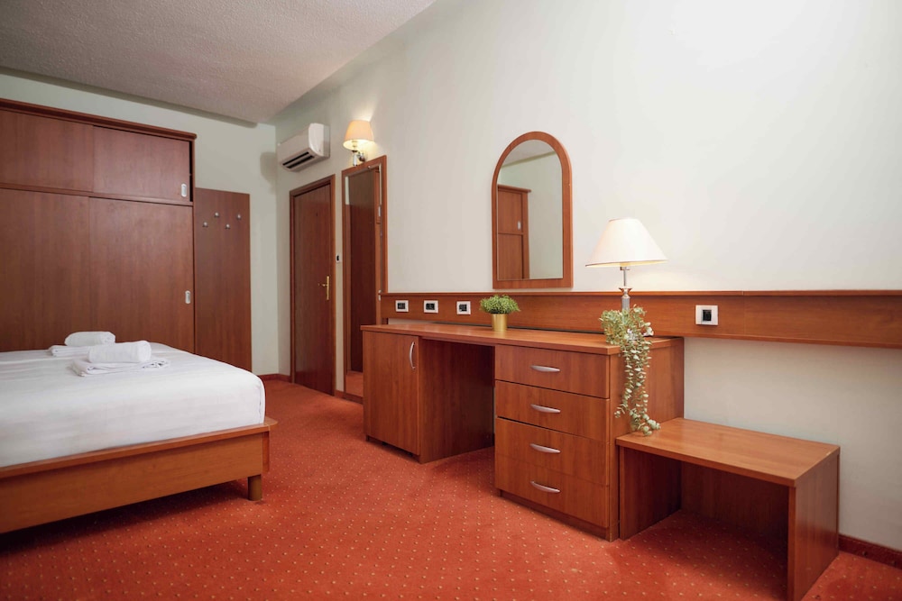 Suite with Sea View and Balcony - Photo 6