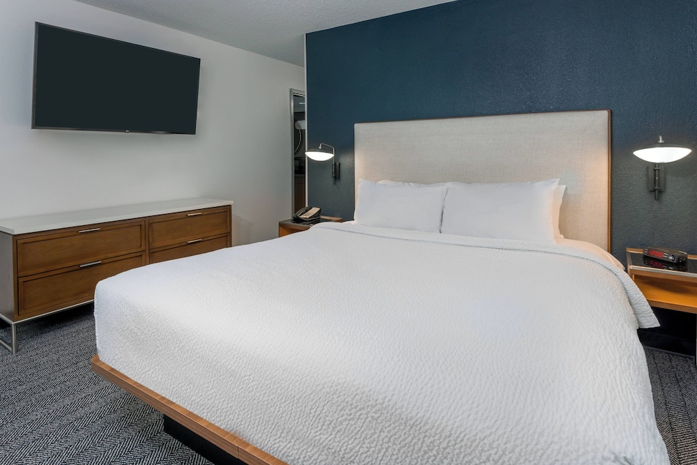 Suite, 1 King Bed with Sofa bed, Corner (Hearing Accessible) - Photo 3