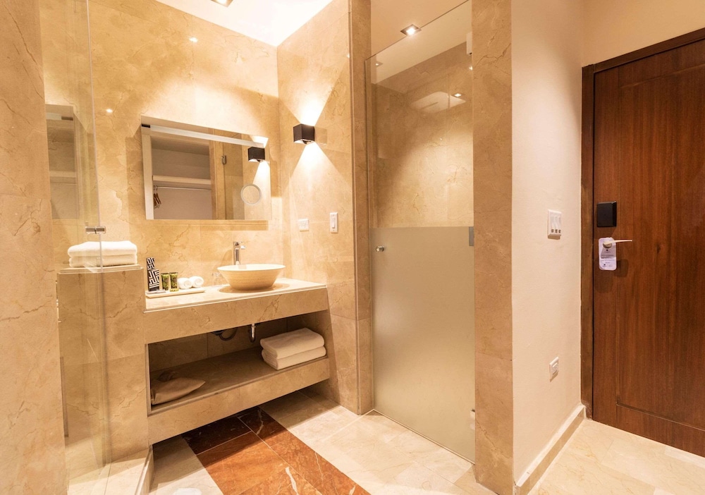 2 Double Beds, Cabana Room, Poolside Room - Photo 9