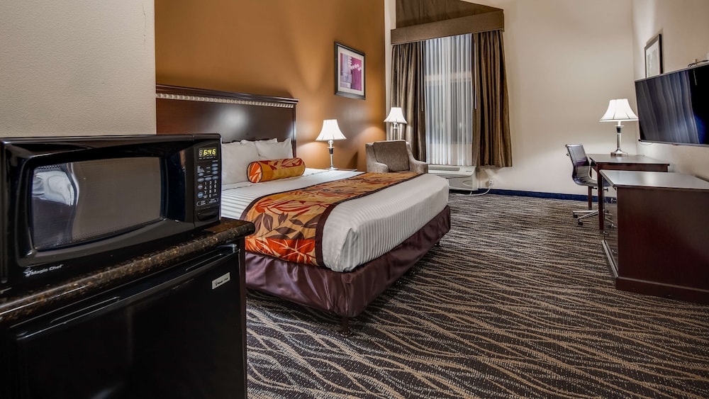 Standard Room, 1 Queen Bed, Accessible, Refrigerator & Microwave - Photo 2