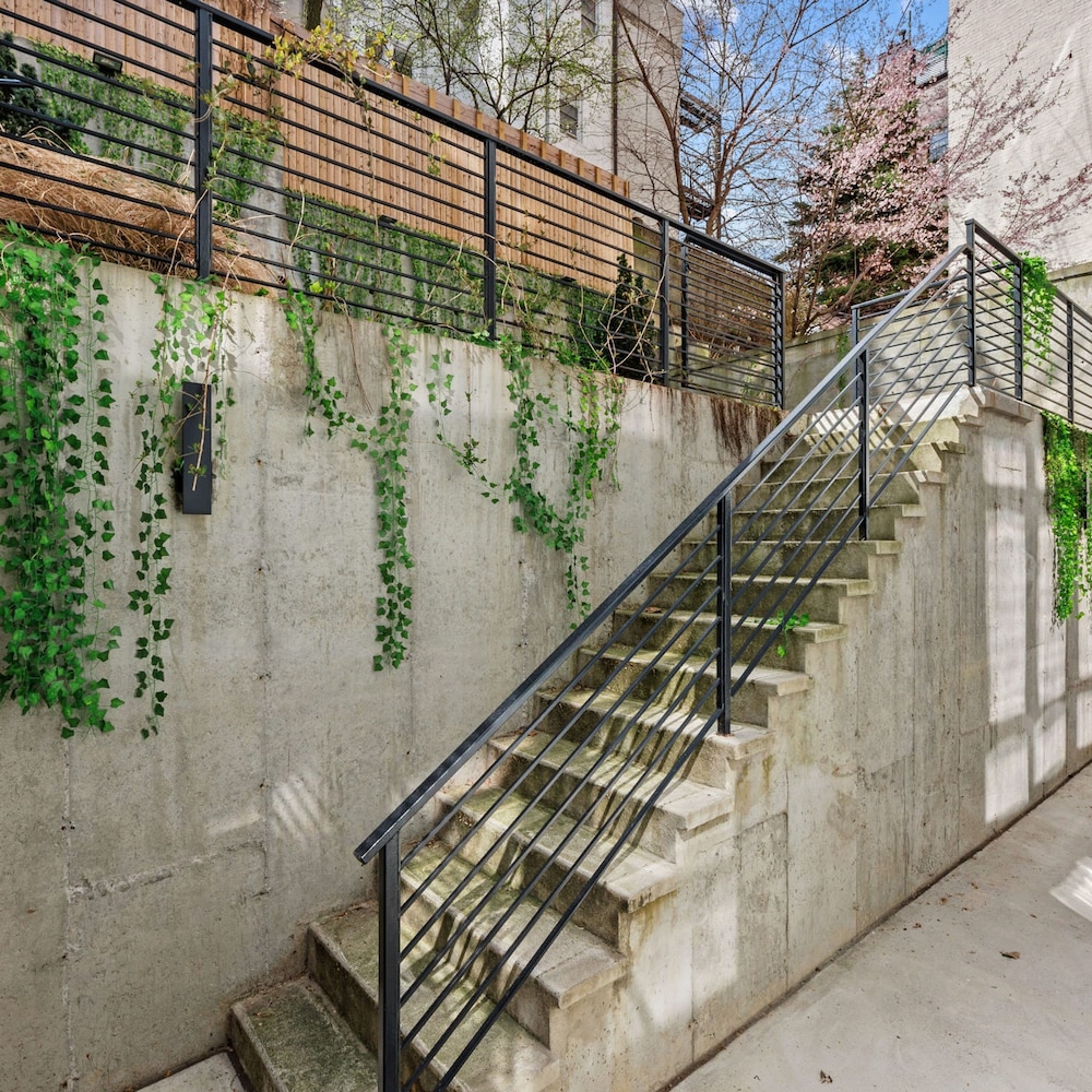 Riverbank I by Rove Travel 1BR UWS Townhome, Foto 21