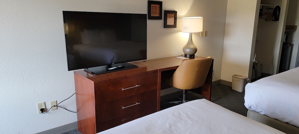 Standard Room, 2 Queen Beds - Photo 4