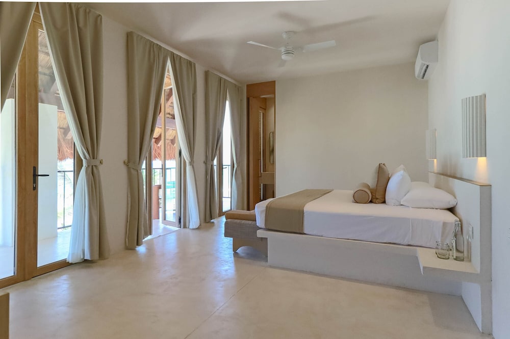 Suite Oceanfront photo 2