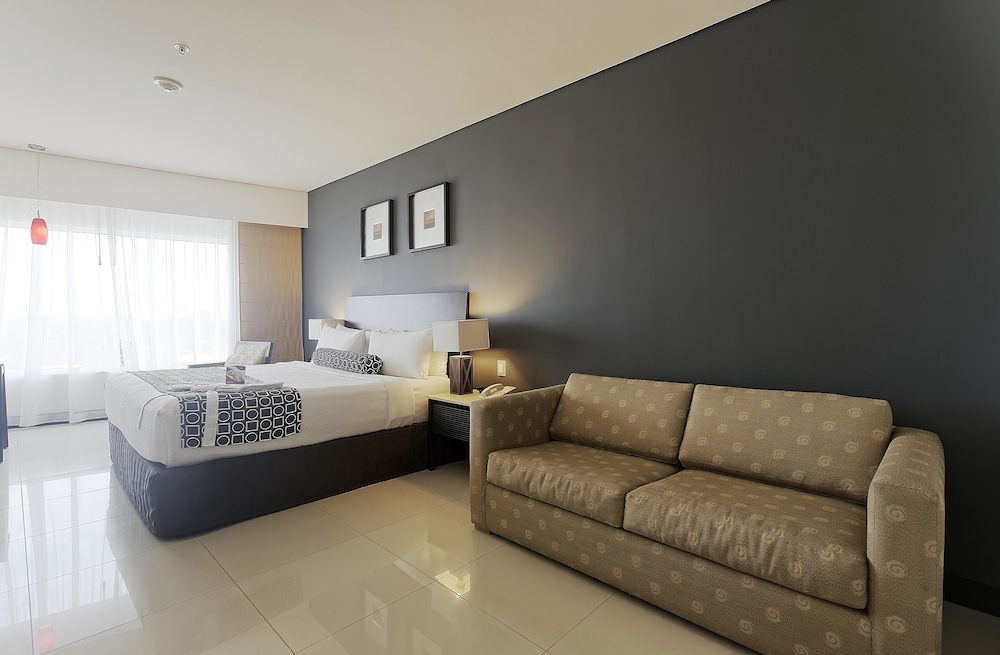 Junior Suite, 1 King Bed (Crowne) - Photo 2